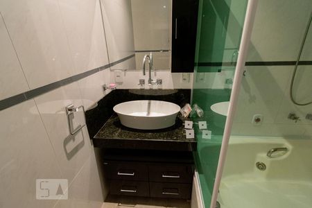 Apartamento à venda com 246m², 4 quartos e 3 vagasBanheiro da Suíte 2