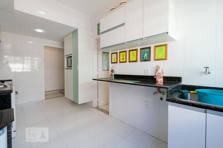 Apartamento à venda com 246m², 4 quartos e 3 vagasCozinha e Área de Serviço