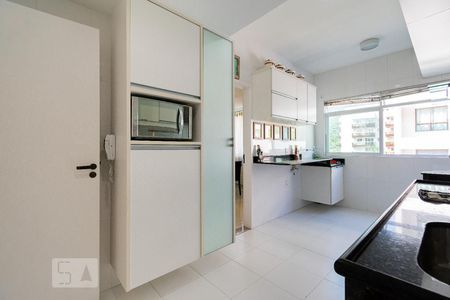 Apartamento à venda com 246m², 4 quartos e 3 vagasCozinha e Área de Serviço