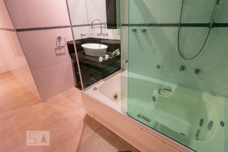 Apartamento à venda com 246m², 4 quartos e 3 vagasBanheiro da Suíte 2