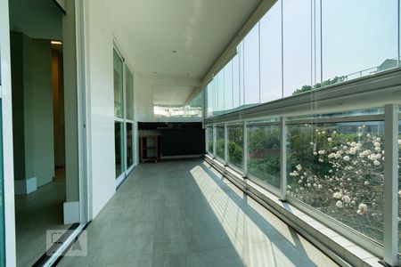 Apartamento à venda com 246m², 4 quartos e 3 vagasVaranda da Suíte 2