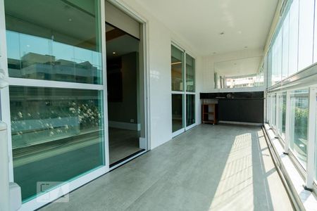 Apartamento à venda com 246m², 4 quartos e 3 vagasVaranda da Suíte 2