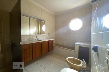 Casa para alugar com 420m², 4 quartos e 5 vagas Casa para alugar com 420m², 4 quartos e 5 vagasBanheiro da Suíte 1