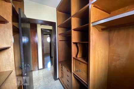 Casa para alugar com 420m², 4 quartos e 5 vagas Casa para alugar com 420m², 4 quartos e 5 vagasCloset da suíte 1