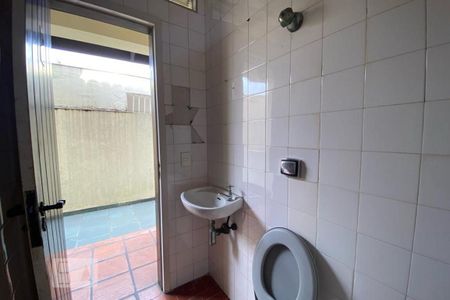 Casa para alugar com 420m², 4 quartos e 5 vagas Casa para alugar com 420m², 4 quartos e 5 vagasBanheiro do Escritório