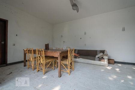 Casa à venda com 1300m², 4 quartos e 7 vagasSalão Piscina 