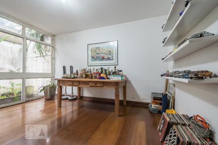 Sala de TV de casa à venda com 4 quartos, 1300m² em Chácara Monte Alegre, São Paulo