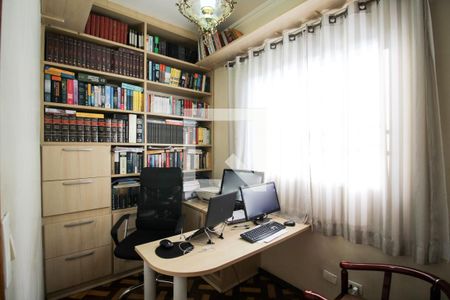 Casa à venda com 230m², 4 quartos e 6 vagasEscritório