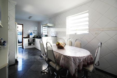 Casa à venda com 230m², 4 quartos e 6 vagasCozinha 