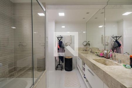 Apartamento à venda com 204m², 3 quartos e 4 vagasBanheiro Suíte 3