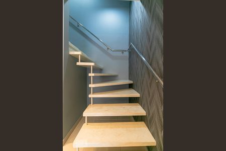 Escadas de casa para alugar com 2 quartos, 145m² em Vila Invernada, São Paulo