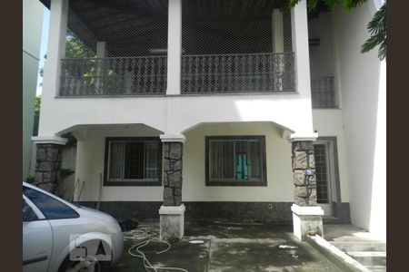 Casa à venda com 450m², 5 quartos e 5 vagas Casa à venda com 450m², 5 quartos e 5 vagasFachada