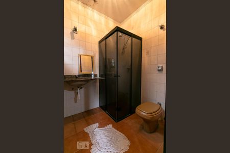 Casa à venda com 350m², 3 quartos e 8 vagasBanheiro da Suíte 2