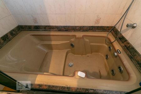 Casa à venda com 350m², 3 quartos e 8 vagasBanheiro da Suíte 1 - Banheira