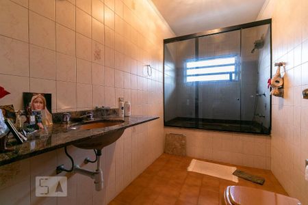 Casa à venda com 350m², 3 quartos e 8 vagasBanheiro da Suíte 1