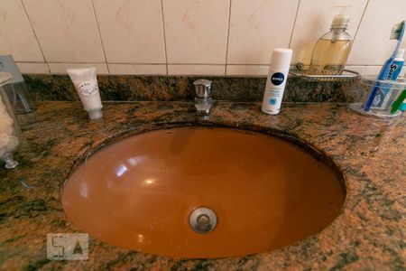 Casa à venda com 350m², 3 quartos e 8 vagasBanheiro da Suíte 3 - Pia