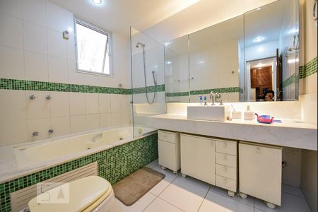 Apartamento à venda com 200m², 3 quartos e sem vagaBanheiro da Suíte