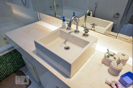 Apartamento à venda com 200m², 3 quartos e sem vagaBanheiro da Suíte