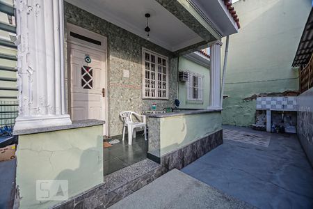 Casa à venda com 220m², 5 quartos e sem vaga Casa à venda com 220m², 5 quartos e sem vagaVaranda