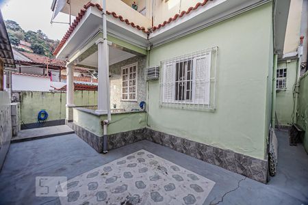 Casa à venda com 220m², 5 quartos e sem vaga Casa à venda com 220m², 5 quartos e sem vagaVaranda