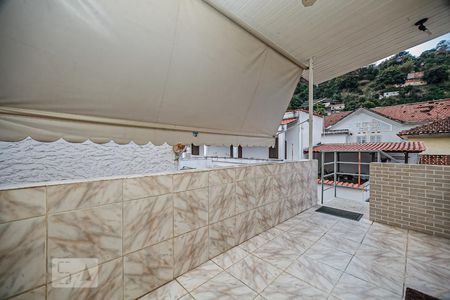 Casa à venda com 220m², 5 quartos e sem vaga Casa à venda com 220m², 5 quartos e sem vagaVaranda