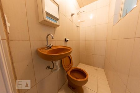 Banheiro de casa para alugar com 1 quarto, 40m² em Vila Guaca, São Paulo
