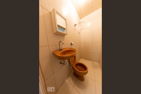 Banheiro de casa para alugar com 1 quarto, 40m² em Vila Guaca, São Paulo