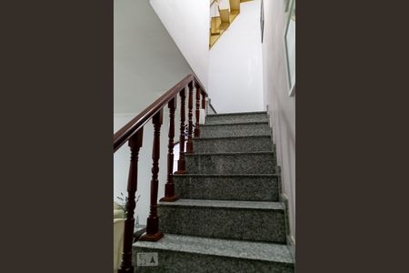 Escada de acesso aos quartos de casa à venda com 3 quartos, 220m² em Jardim Santa Bárbara, Guarulhos