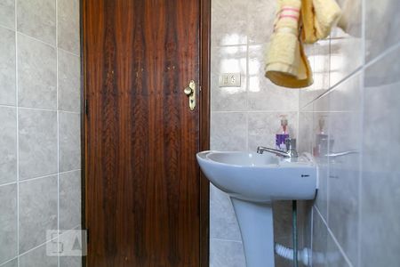 Casa à venda com 220m², 3 quartos e 3 vagas Casa à venda com 220m², 3 quartos e 3 vagasBanheiro social