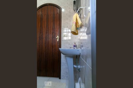 Casa à venda com 220m², 3 quartos e 3 vagas Casa à venda com 220m², 3 quartos e 3 vagasBanheiro social