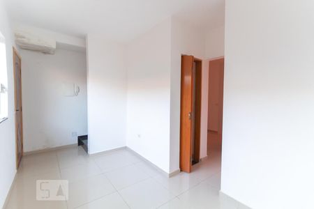 Sala de casa de condomínio para alugar com 2 quartos, 90m² em Vila Pierina, São Paulo