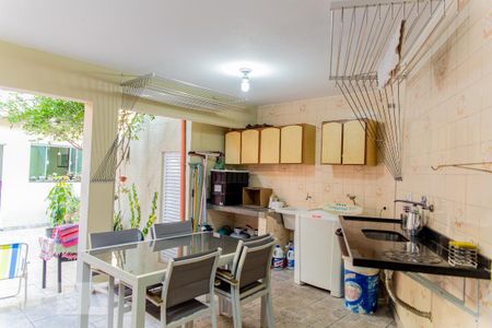 Casa à venda com 253m², 4 quartos e 2 vagas Casa à venda com 253m², 4 quartos e 2 vagasQuintal e Área de Serviço