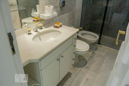 Apartamento para alugar com 300m², 4 quartos e 3 vagasbanheiro social do segundo andar 