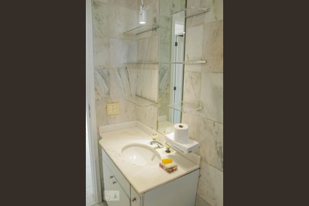 Apartamento para alugar com 300m², 4 quartos e 3 vagasbanheiro social do segundo andar 