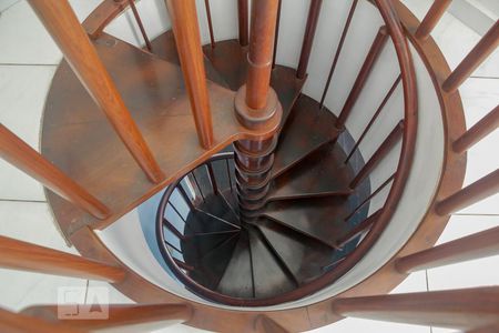 Apartamento para alugar com 300m², 4 quartos e 3 vagasescada para o segundo andar do imóvel  