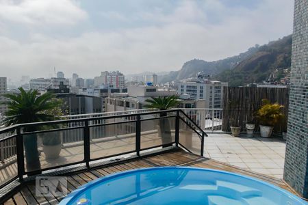 Apartamento para alugar com 300m², 4 quartos e 3 vagasvista do deck da piscina 