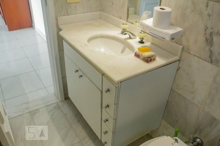 Apartamento para alugar com 300m², 4 quartos e 3 vagasbanheiro social do segundo andar 