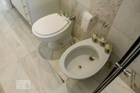 Apartamento para alugar com 300m², 4 quartos e 3 vagasbanheiro social do segundo andar 