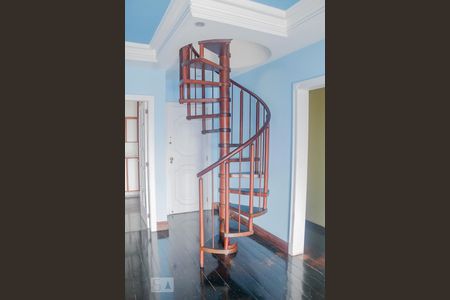 Apartamento para alugar com 300m², 4 quartos e 3 vagasescada para o segundo andar do imóvel  