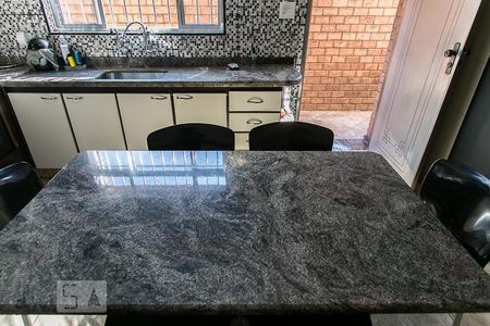 Casa à venda com 180m², 3 quartos e 2 vagasCozinha - Mesa