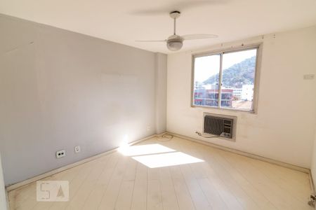 Apartamento à venda com 93m², 2 quartos e 2 vagas Apartamento à venda com 93m², 2 quartos e 2 vagasSuíte