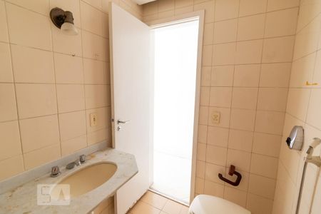 Apartamento à venda com 93m², 2 quartos e 2 vagas Apartamento à venda com 93m², 2 quartos e 2 vagasBanheiro da Suíte