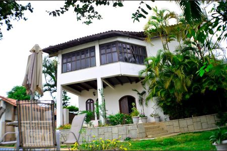 Casa para alugar com 640m², 5 quartos e 4 vagasFundo da casa