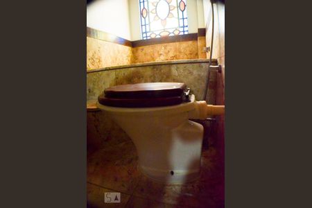 Casa para alugar com 640m², 5 quartos e 4 vagasQuarto 1 com banheiro