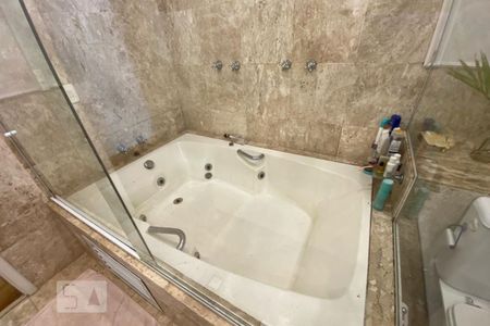 Casa para alugar com 412m², 5 quartos e 2 vagas Casa para alugar com 412m², 5 quartos e 2 vagasBanheira