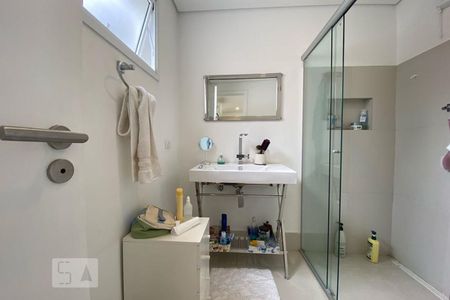 Casa para alugar com 412m², 5 quartos e 2 vagas Casa para alugar com 412m², 5 quartos e 2 vagasBanheiro da Suíte 1