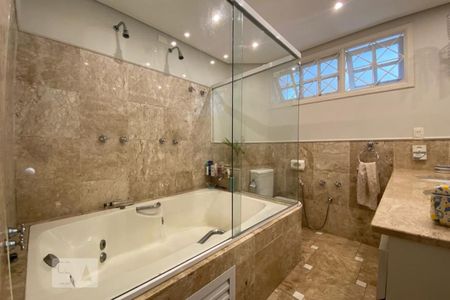 Casa para alugar com 412m², 5 quartos e 2 vagas Casa para alugar com 412m², 5 quartos e 2 vagasBanheiro da Suíte 2