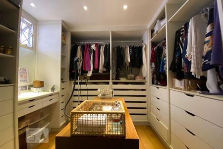 Casa para alugar com 412m², 5 quartos e 2 vagas Casa para alugar com 412m², 5 quartos e 2 vagasCloset da suíte 2