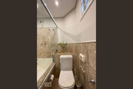 Casa para alugar com 412m², 5 quartos e 2 vagas Casa para alugar com 412m², 5 quartos e 2 vagasBanheiro da Suíte 2