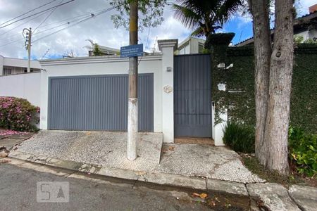 Casa para alugar com 412m², 5 quartos e 2 vagas Casa para alugar com 412m², 5 quartos e 2 vagasEntrada